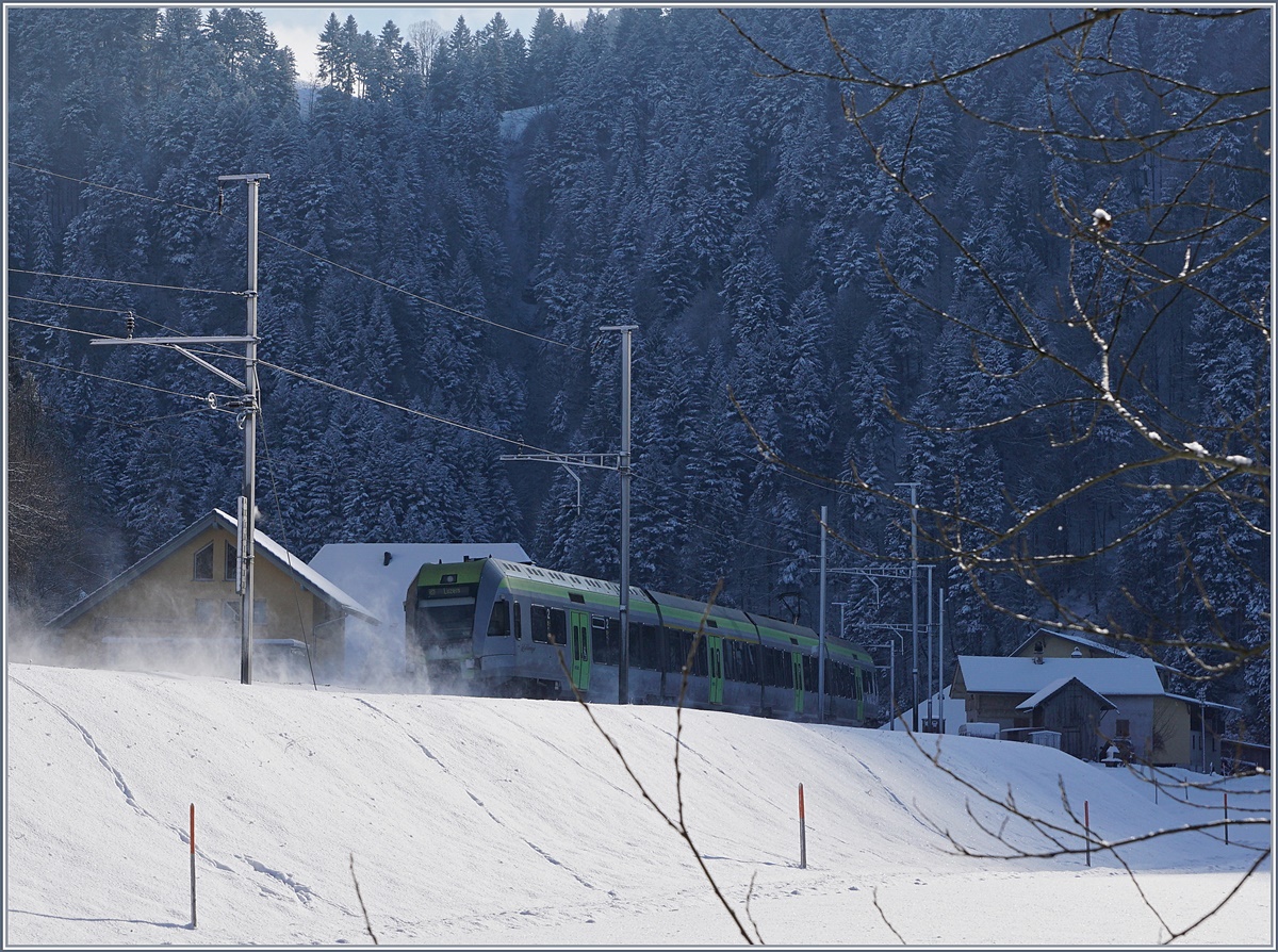 Ein BLS RABe 535  Lötschberger  auf seiner Fahrt Richtung Luzern kurz nach Trubschachen.

6. Jan. 2017