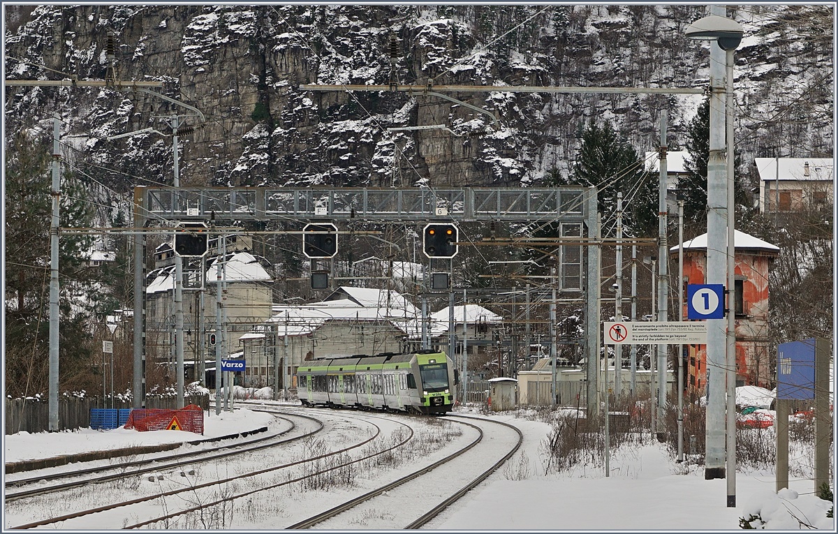 Ein BLS RABe 535  Lötschberger  auf der Fahrt nach Domodossola erreicht Varzo. 

14. Jan. 2017