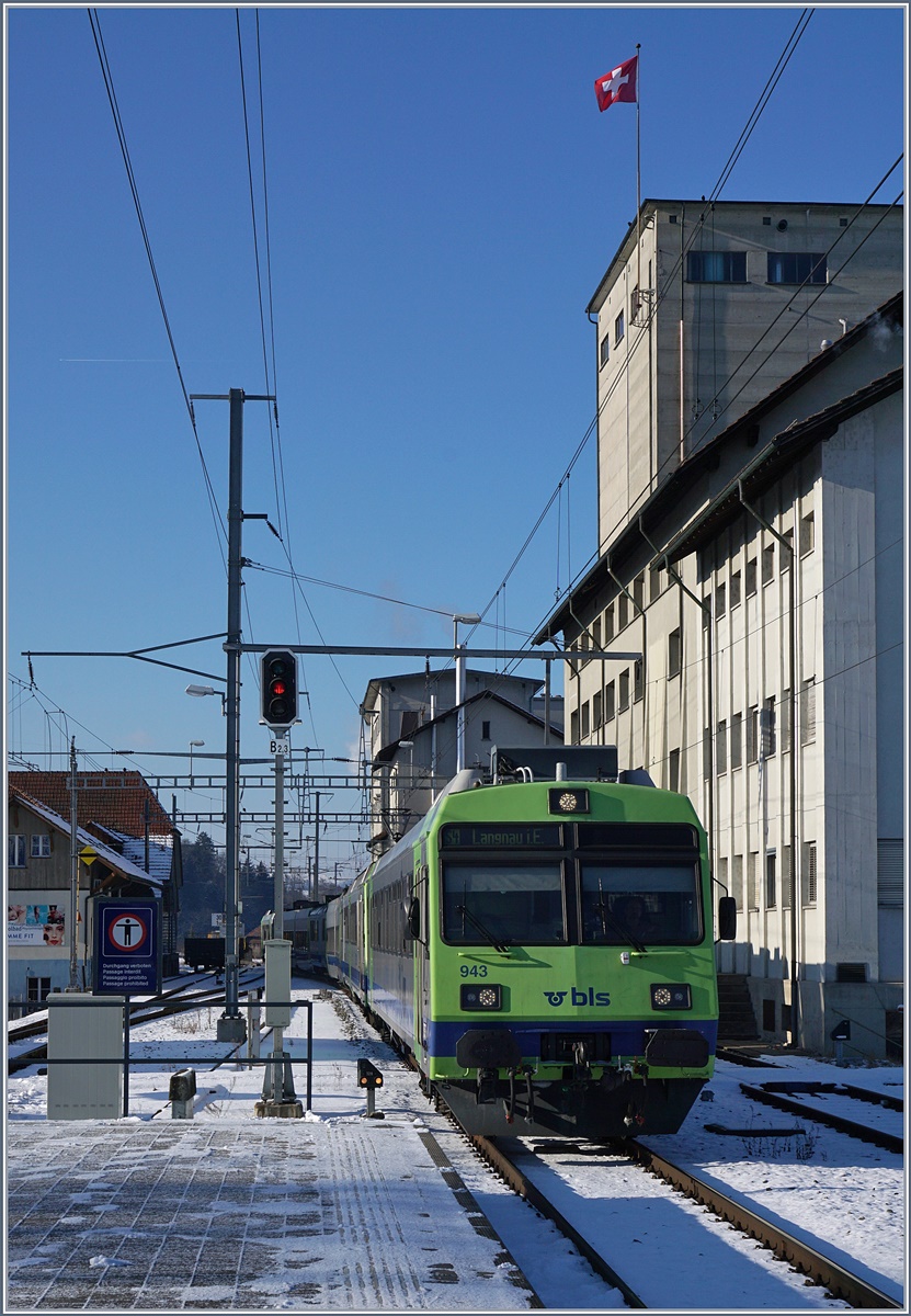 Ein BLS RABe 565 erreicht den Bahnhof Lützelflüh-Goldbach. 

6. Jan. 2017 

