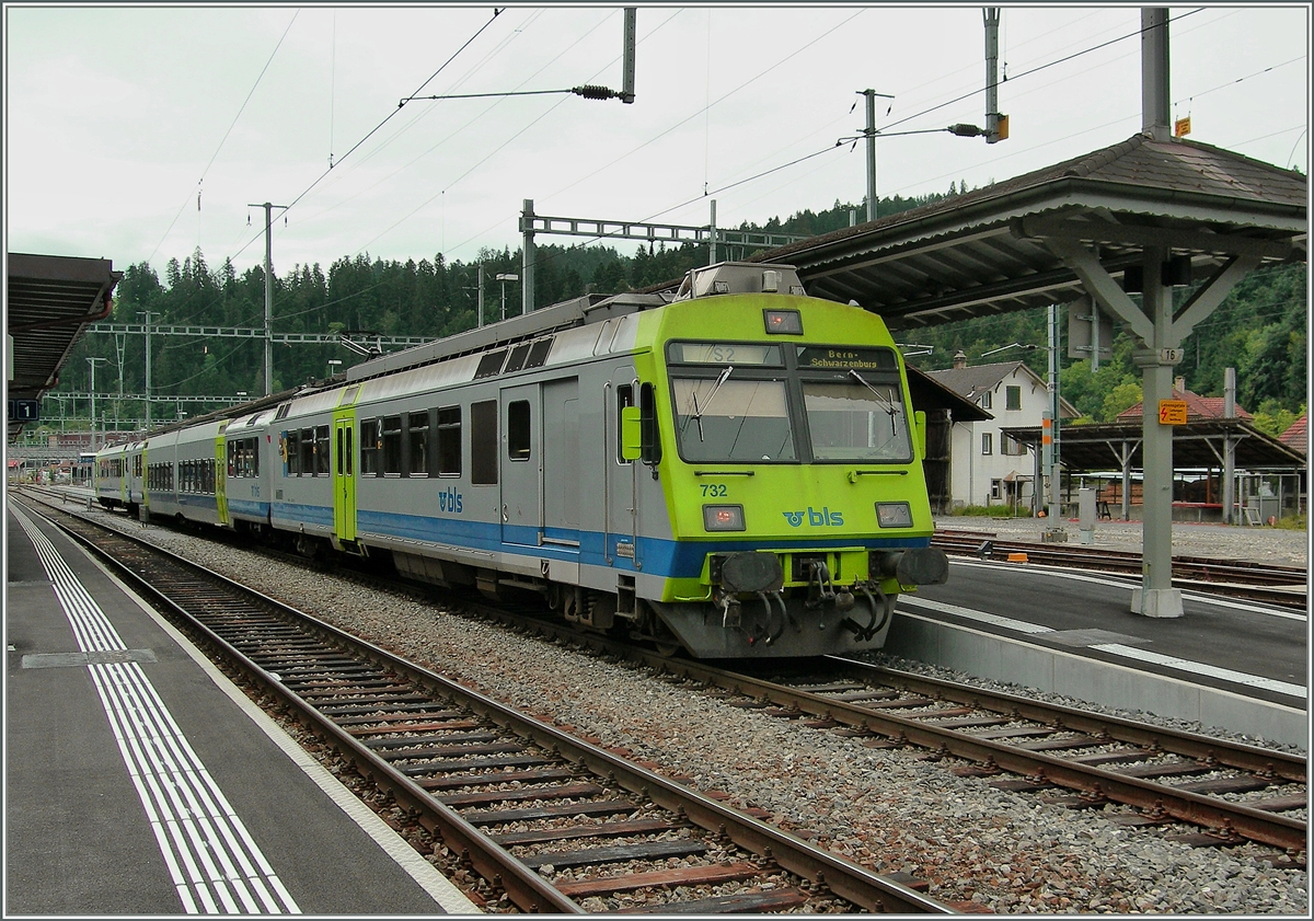Ein BLS RBDe 565 wartet in Langnau auf die Abfahrt als S2 nach Schwarzenburg (via Bern). 
3. Juli 2007