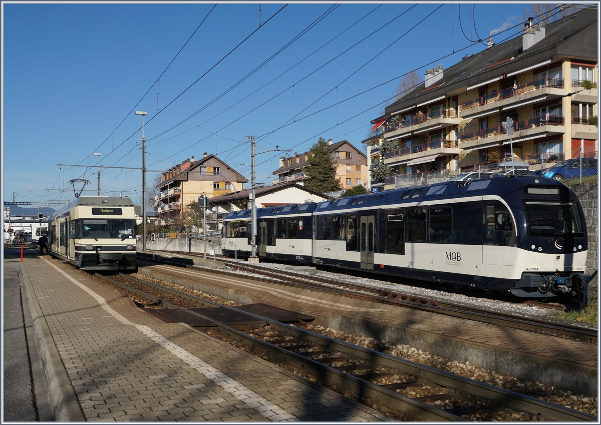 Ein CEV MVR GTW Be 2/6 nach Montreux begegnet in Chernex dem MOB Be 4/4 ABe 4/4 ALPINA  Lenk .
8. Dez. 2016