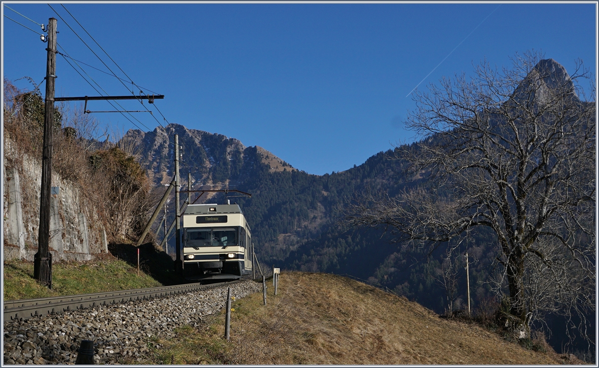 Ein CEV MVR GTW Be 2/6 hat Les Avents verlassen und färht nun Richtung Montreux. Dies lange Jahre vertraute Bild ist bald Vergangenheit, werden doch die GTW werden an die BTI abgegeben.
28. Dez. 2016