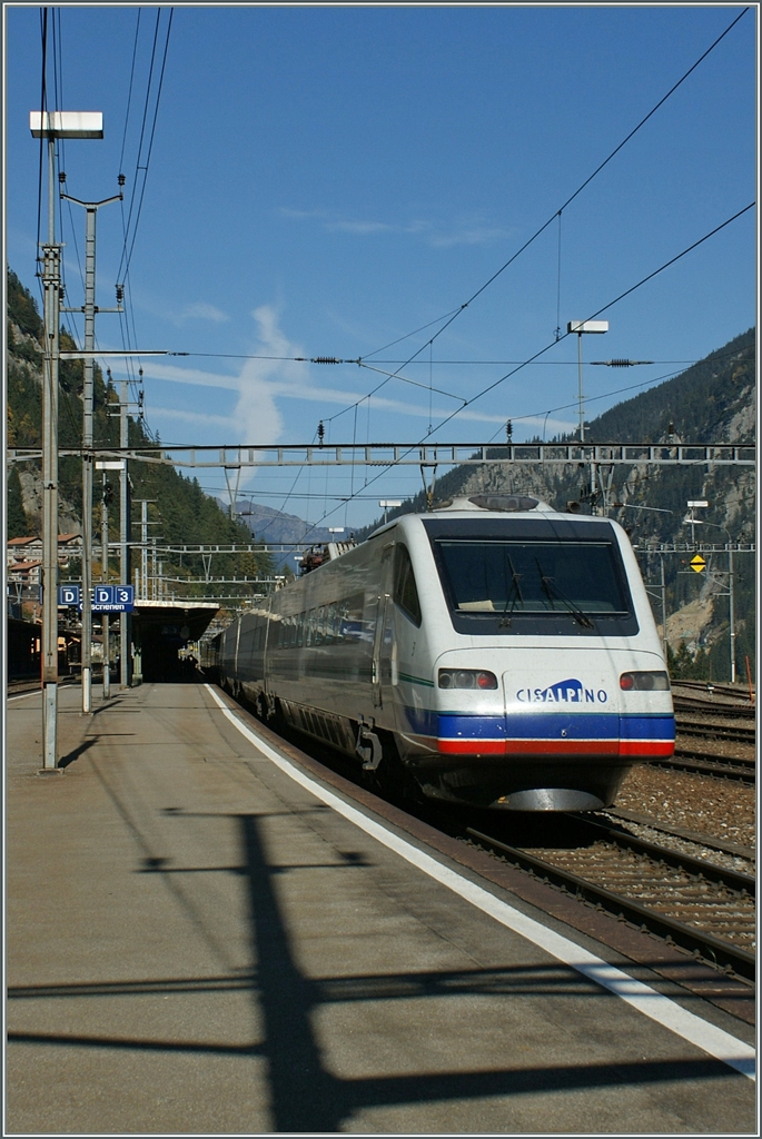 Ein CIS ETR 470 fährt durch Göschenen und in Kürze in den Gotthard-Tunnel. 
10. Okt. 2008