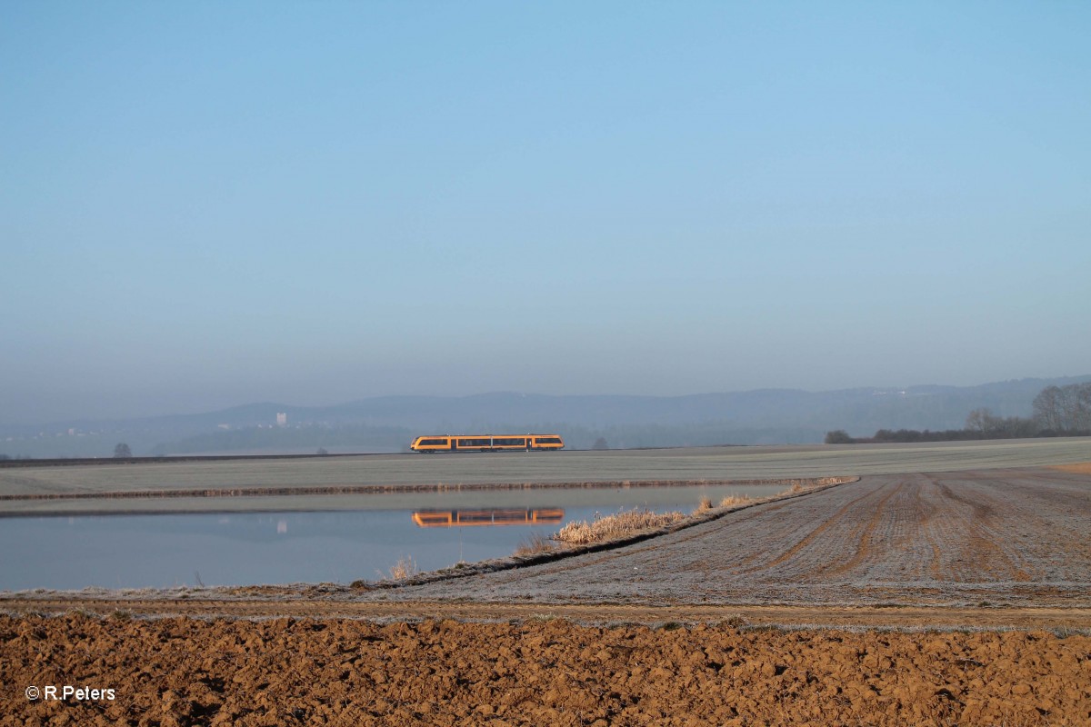 Ein Coradia LINT41 der Oberpfalzbahn als OPB79706 Schwandorf - Marktredwitz auf Schulungsfahrt bei Oberteich, im Hintergrund sieht man die Wallfahrtskirche Maria Hilf von Fuchsm�hl. 18.03.16