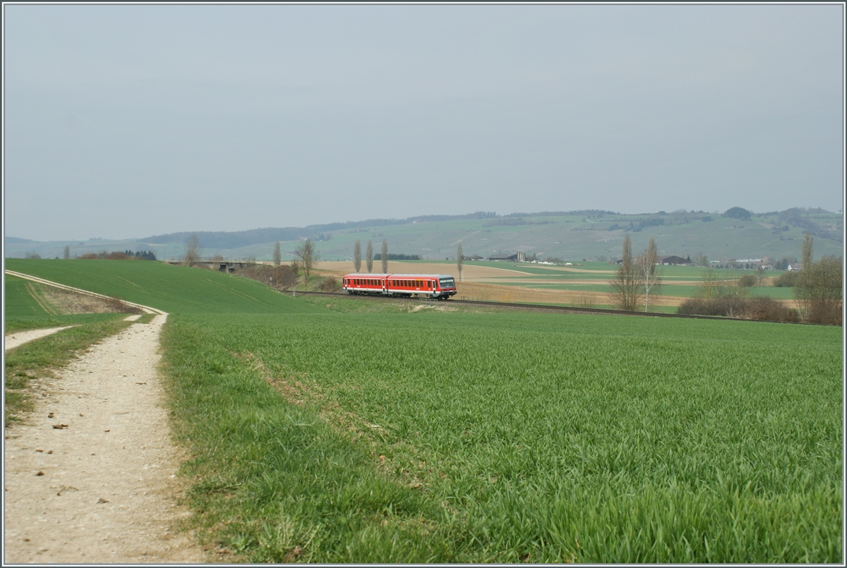 Ein DB 628/928 ist bei Hallau auf der Fahrt in Richtung Schaffhausen. 

8. April 2010