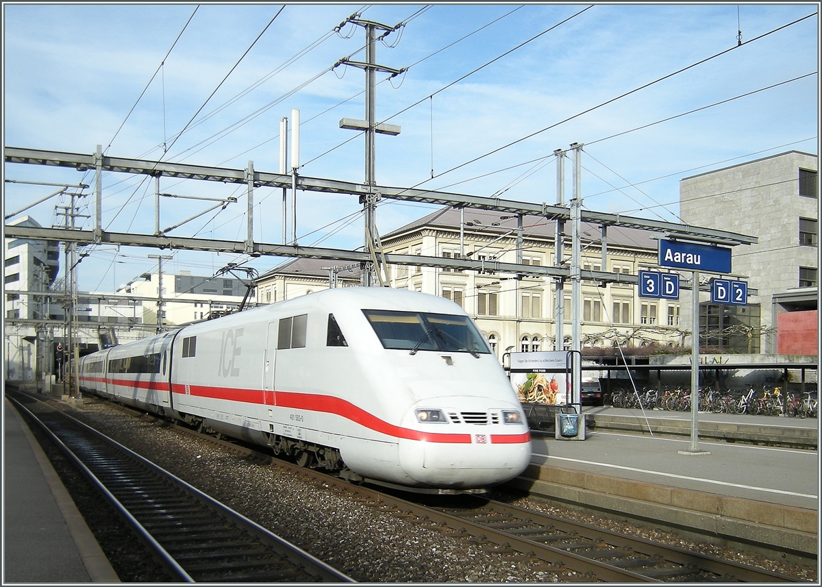 Ein DB ICE mit dem führenden Triebkopf 401 583-0 bei der Durchfahrt in Aarau. 
19. März 2008