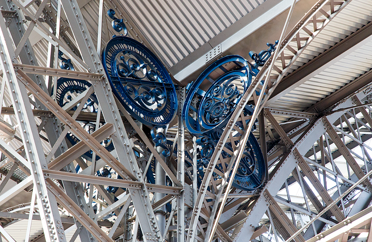 
Ein Detail der Hallenkonstruktion vom Hauptbahnhof Frankfurt am Main am 28.02.2015. Hier das obere Ende eines filigranen Stützpfeilers, welches das Dach abstützt.