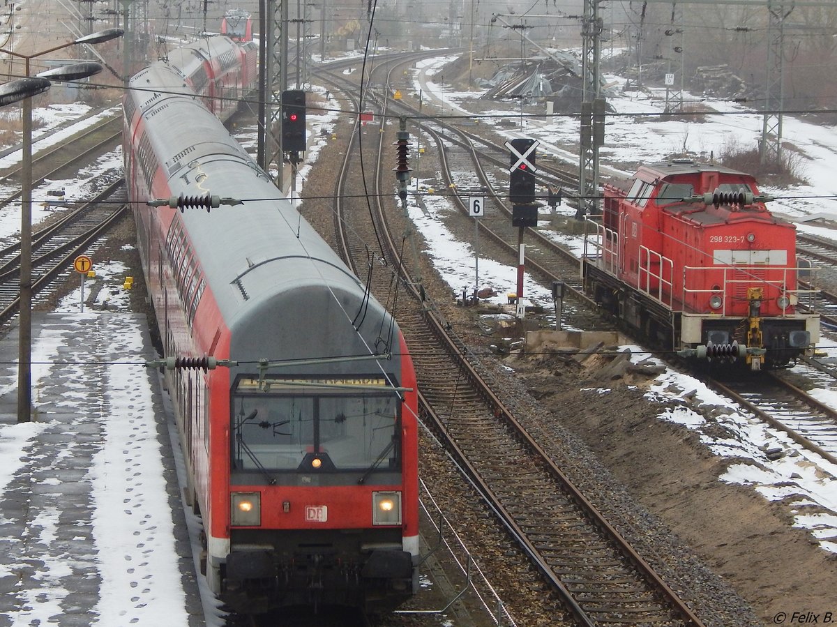 Ein Doppelstockzug in Richtung Elsterwerda neben der 298 331-0 in Neubrandenburg.