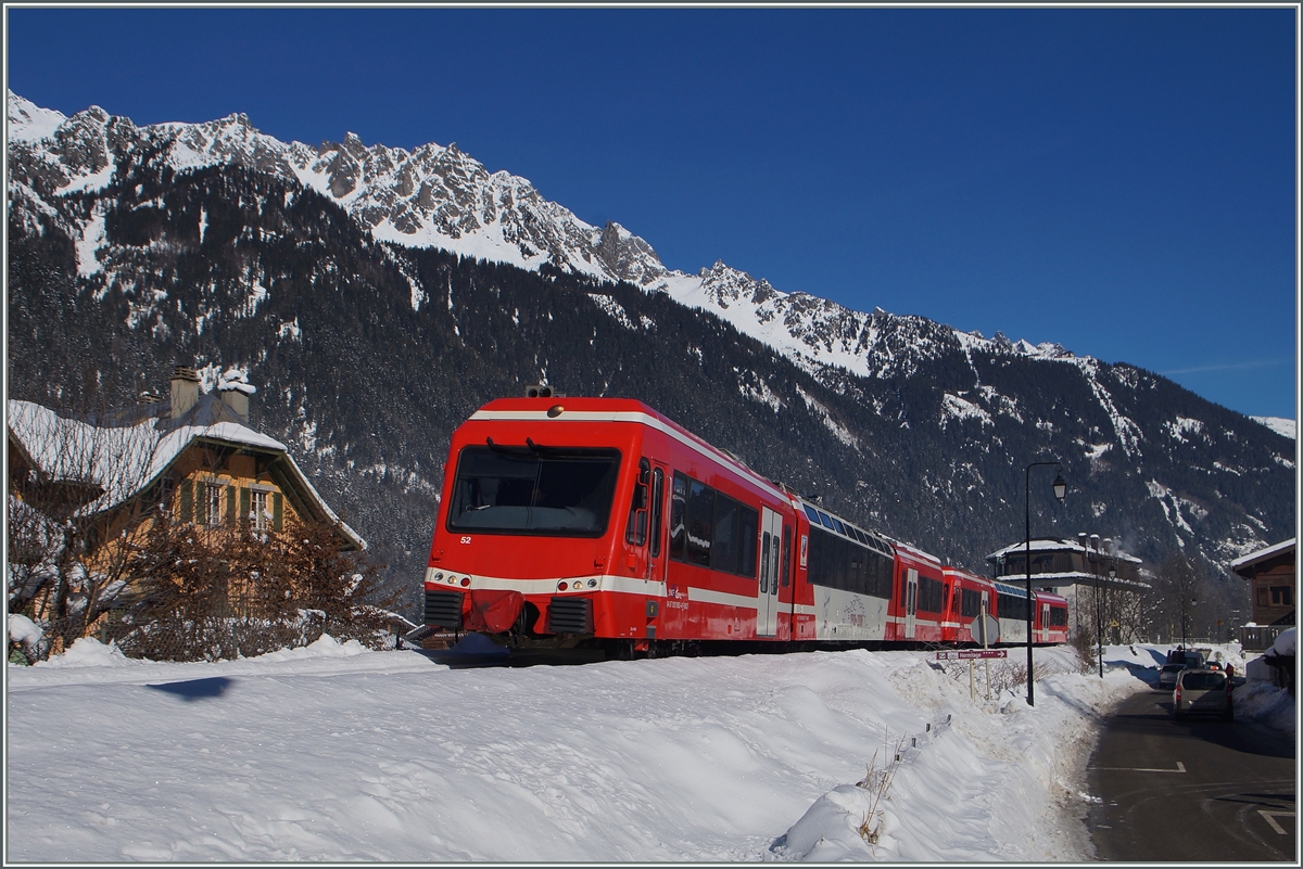 Ein doppelter Triebwagenzug erreicht von Vallorcine kommend Chamonix. 
10. Feb. 2015