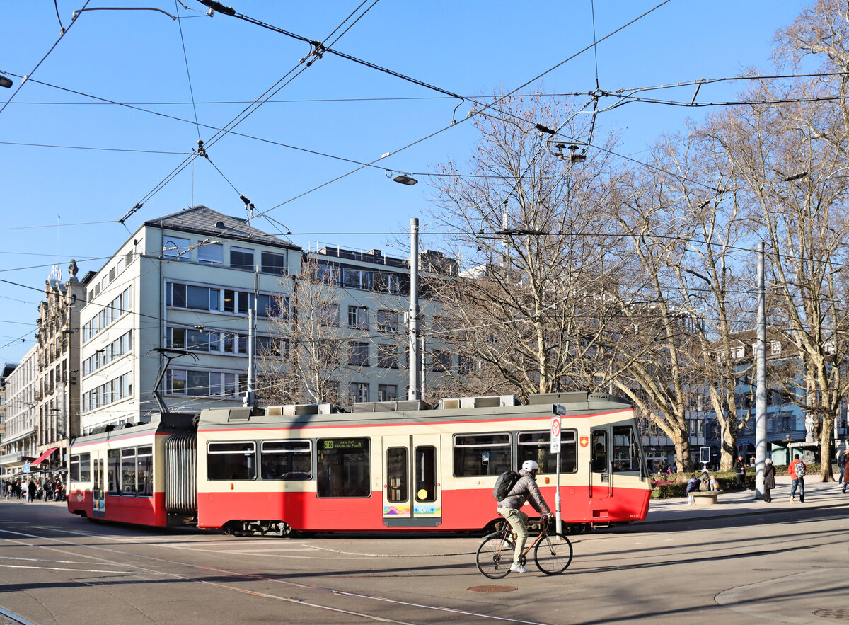 Ein Doppelwagen Be4/6 der Forchbahn (Nr. 71) in der engen Schlaufe am Stadelhofen Zürich. 5.März 2025 