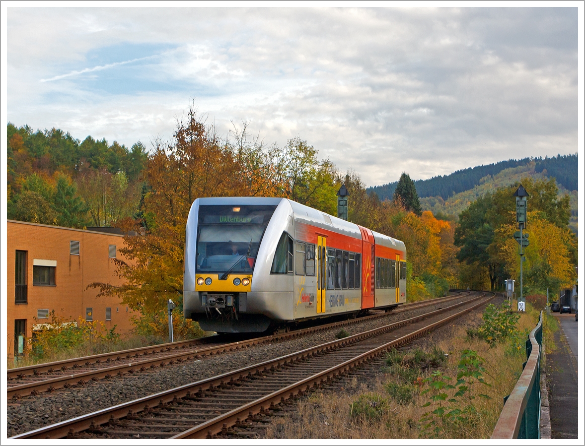 
Ein von drei Stadler GTW 2/6 der Hellertalbahn als RB 96 (Hellertalbahn) Dillenburg-Haiger-Burbach-Neunkirchen-Herdorf-Betzdorf/Sieg, fhrt ber die gleichnamentliche Strecke Hellertalbahn (KBS 462), hier bei Km 83,6 kurz vor der Endstation Betzdorf/Sieg. 

Die  36,4 km lange Strecke Hellertalbahn (KBS 462) zwischen Betzdorf/Sieg und Haiger verluft durch drei Bundeslnder Rheinland-Pfalz, Nordrhein-Westfalen und Hessen, heute ist sie nur noch eine eingleisige Hauptbahn. Die Streckenkilometer werden von Kln-Deutz aus gerechnet, da die Hellertalbahn als Teil der Deutz-Gieener Eisenbahn gebaut wurde, die in den Jahren 1859 bis 1862 als zweigleisige Hauptbahn von Kln-Deutz nach Gieen in mehreren Etappen durch die Cln-Mindener Eisenbahn errichtet wurde. 

Im Jahre 1965 erfolgte die Stilllegung des zweiten Gleises im Bereich Herdorf-Haiger, weil der Eisenerzbergbau und die Eisenverhttung in der Region zum erliegen kam. Zuvor war sogar ber eine Elektrisierung nachgedacht worden. Im Jahre 1987 wurde dann das zweite Gleis auf dem Abschnitt Betzdorf–Herdorf auch stillgelegt.