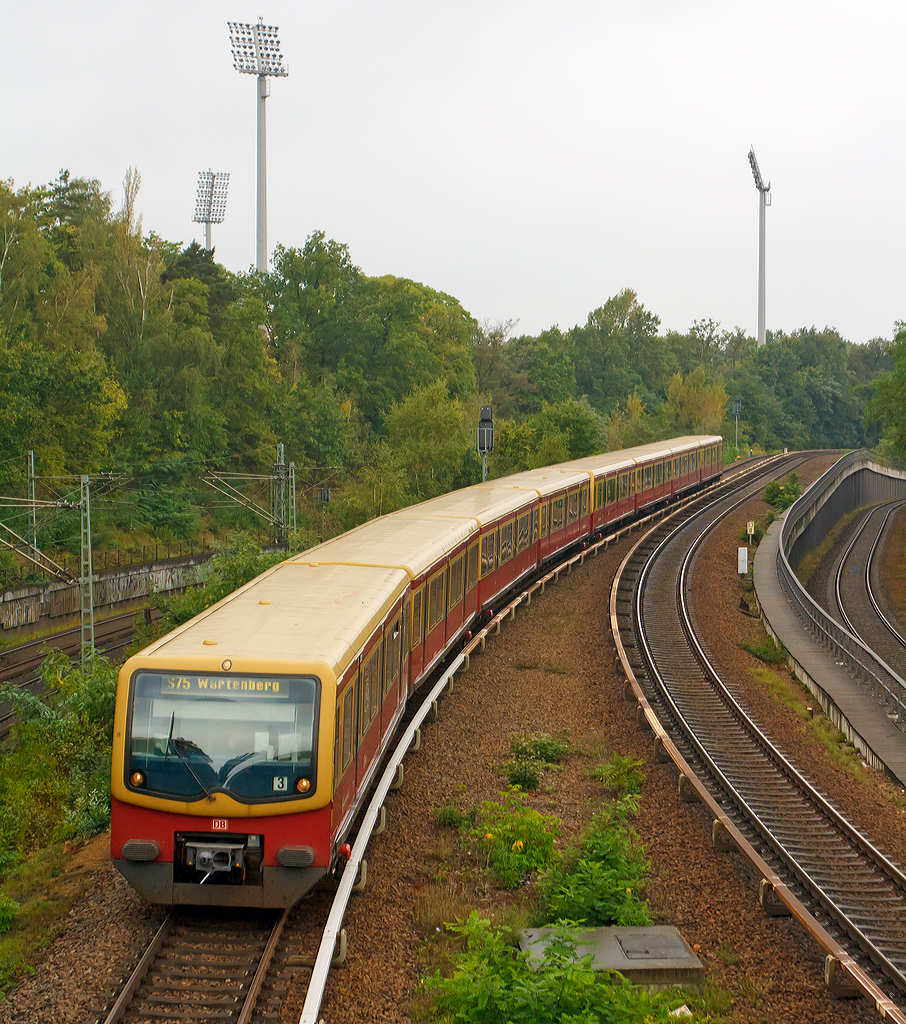 
Ein elektrischer S-Bahn Triebzug (zwei Halbzüge) der Baureihe 481/482 der S-Bahn Berlin als  S75 (Westkreuz – Wartenberg) erreichen gleich (am 26.09.2014) den Bf Berlin Messe Süd.