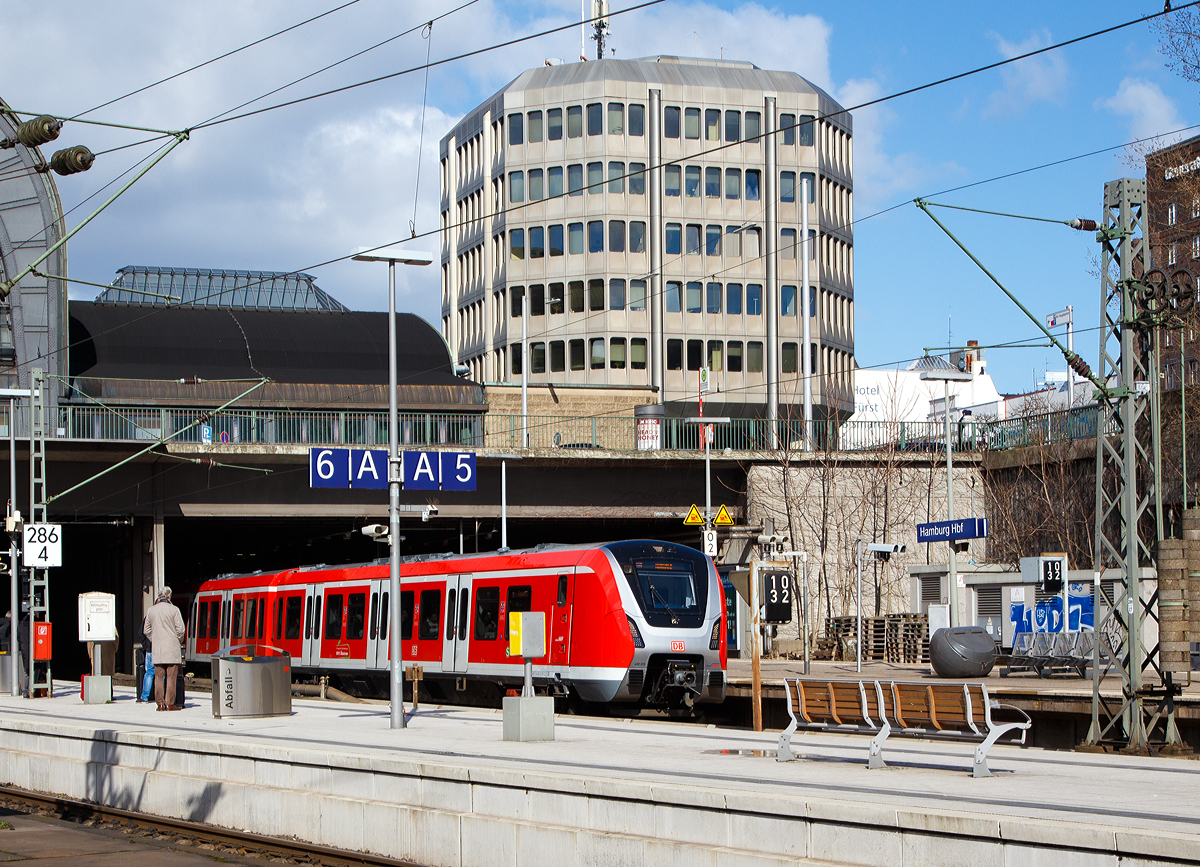 Ein Elektrotriebwagen der BR 490 der S-Bahn Hamburg verlsst am 19.03.2019 den Hauptbahnhof Hamburg.

Bei der Baureihe 490 handelt es sich um neue dreiteilige Elektrotriebwagen speziell fr das Hamburger S-Bahn-Netz, die von Bombardier in Hennigsdorf gebaut werden. Diese neuen Zge sollen die der DB-Baureihe 472 ersetzen. Neben Einheiten fr das 1200-V-Gleichstromnetz werden auch Zweisystemfahrzeuge beschafft, die zustzlich im mit 15kV Wechselspannung bei 16,7Hz elektrifizierten Fernbahnnetz verkehren knnen.
