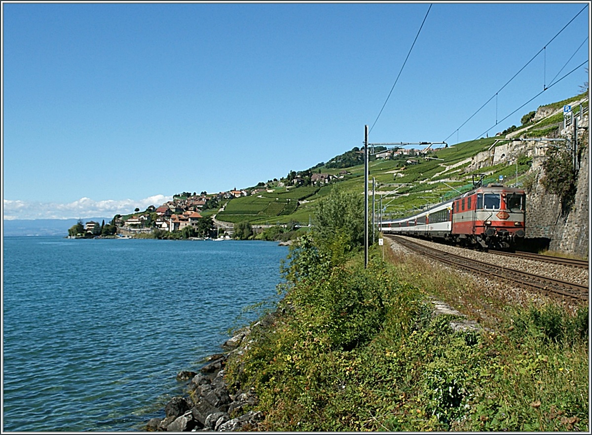Ein erster Versuch mit dem neuen Bildbearbeitungsprogramm, an welches ich mich aber erst noch gewhnen muss, 
Swiss-Express Re 4/4 II mit einem IR bei St-Saphorin.
9. Sept. 2013