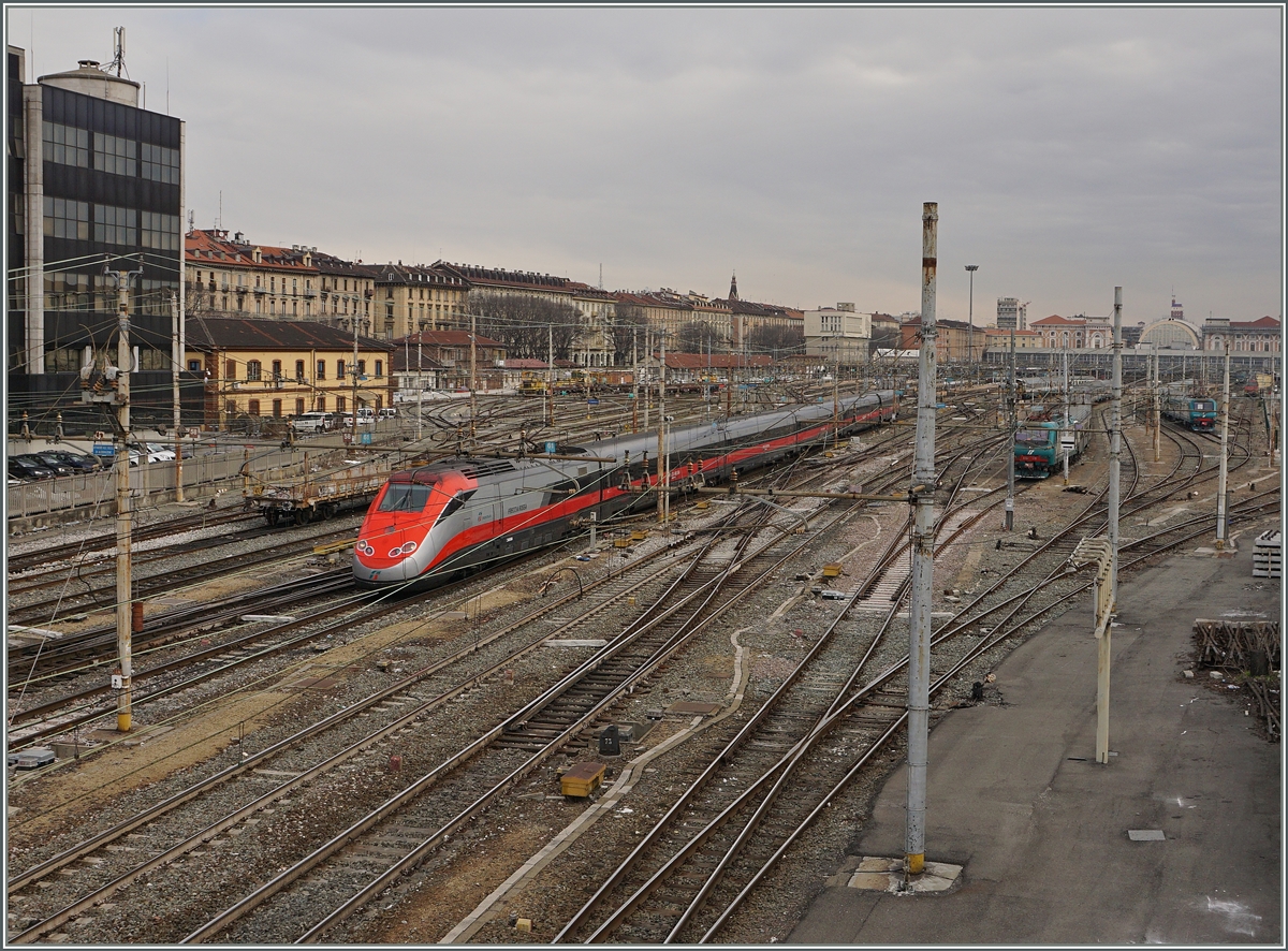 Ein ETR 500 unterwegs als Frecciarossa 9623 von Torino PN nach Roma Termini via Milano Centrale verlsst Torino Porta Nuova. 
9. Mrz 2016