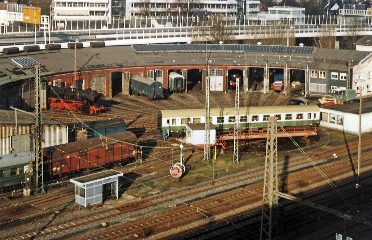 Ein etwas lteres analoges Bild aus meinem Archiv....
Blick vom Parkdeck der City Galerie am 29.11.1998 auf den Siegener Ringlokschuppen (Baujahr 1882). Bis 1997 befand sich hier das stillgelegte Bahnbetriebswerk Siegen, seit 2004/05 befindet sich hier das Sdwestflische Eisenbahnmuseum. Es gibt viel zu entdecken.