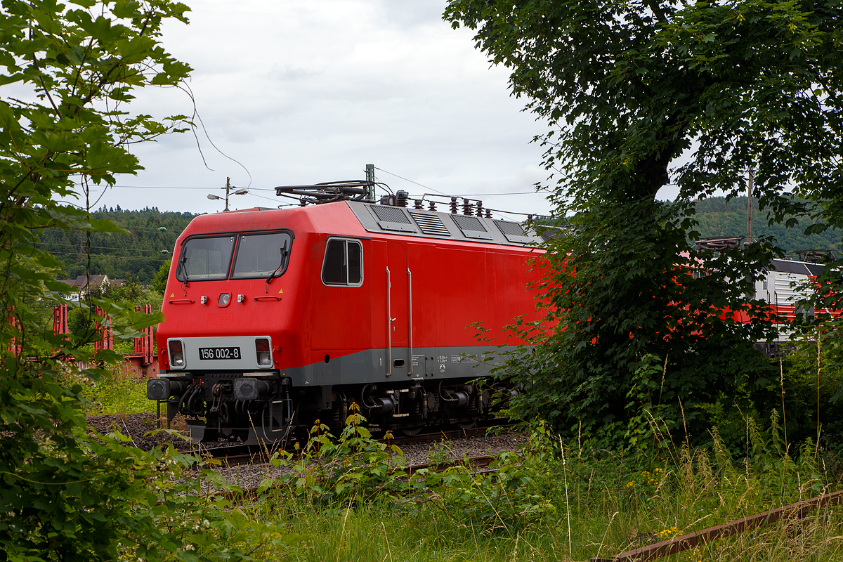 Ein etwas anderer Blick auf die 156 002-8 (91 80 6156 002-8 D-FWK) der FWK - Fahrzeugwerk Karsdorf GmbH & Co. KG, ex MEG 802, ex DB 156 002-8, ex DR 252 002-1, die am 05.07.2021 in Scheuerfeld (Sieg) beim Kleinbahnhof der WEBA (Westerwaldbahn) abgestellt ist. Dahinter stehen noch die “Weiße Lady” 143 822-5, alias 243 822-4 und die 187 420-5, beide von der EBS - Erfurter Bahnservice GmbH.