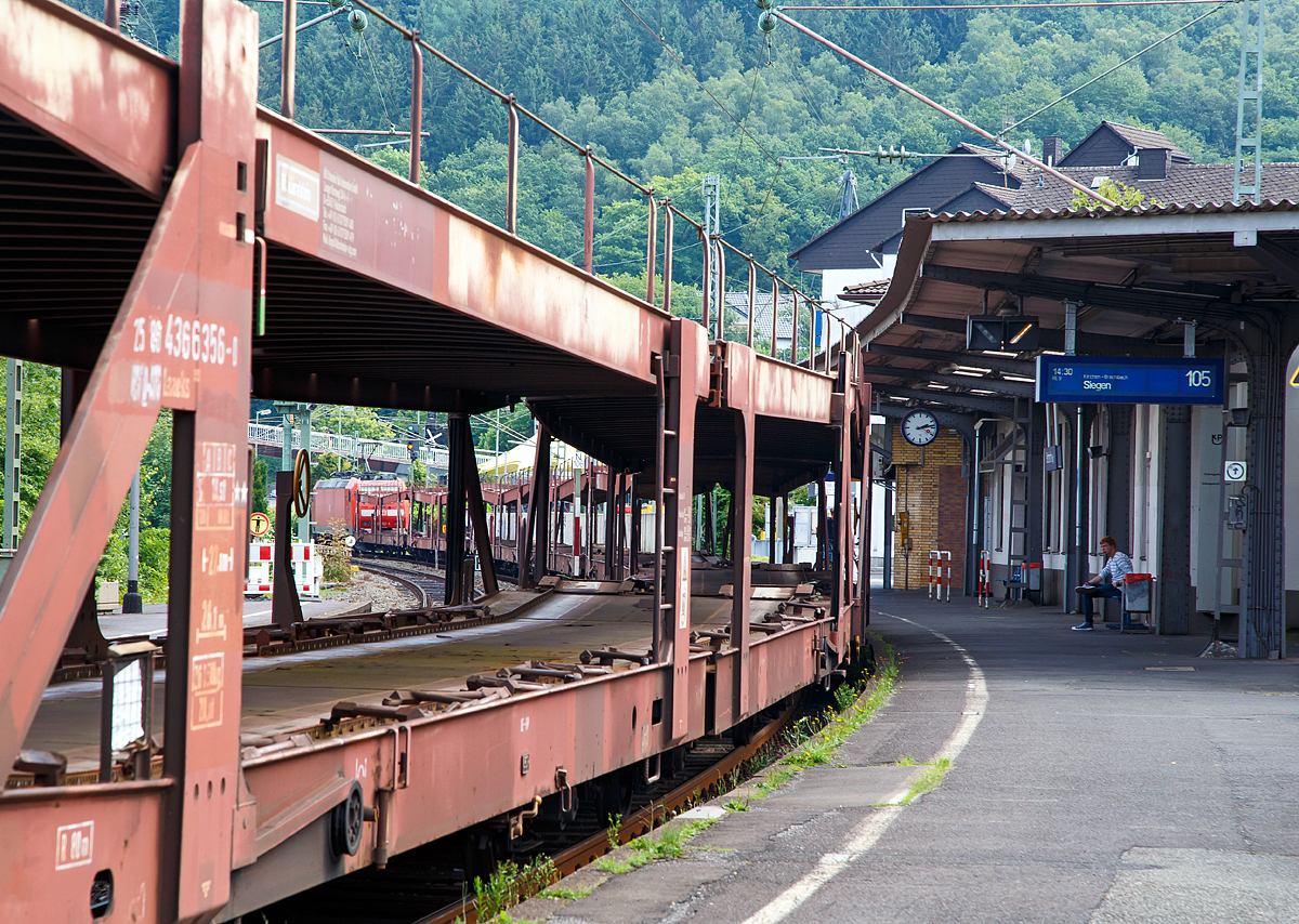 
Ein etwas anderes Bahnbild....
Die 185 157-5 (91 80 6185 157-5 D-DB) der DB Cargo AG fährt am 27.07.2016 mit einem leeren Autotransportzug (Wagen der Gattung Laaaks 553) durch den Bahnhof Betzdorf (Sieg) in Richtung Siegen.