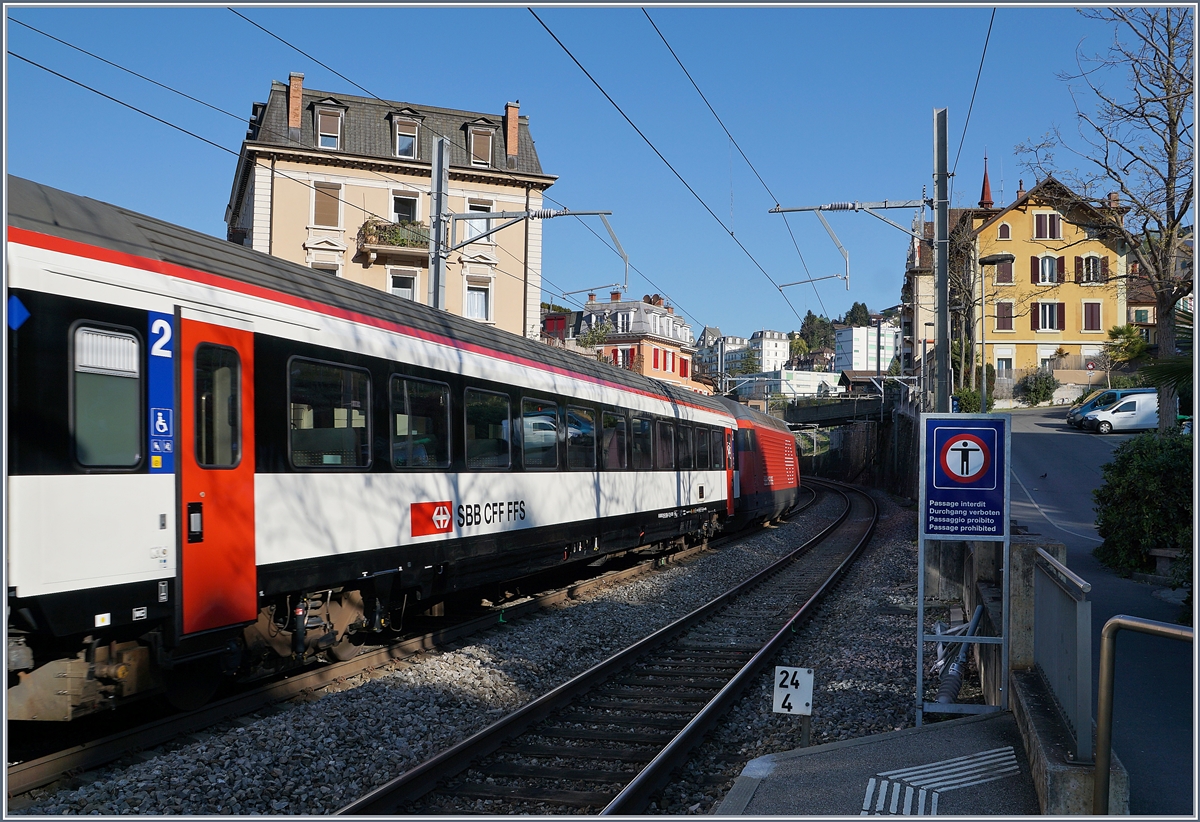Ein EW IV in der neuen, nun dritten Farbvariante, eingereiht in einen IR 90, fotografiert bei der Ausfahrt in Montreux. 

11. April 2020