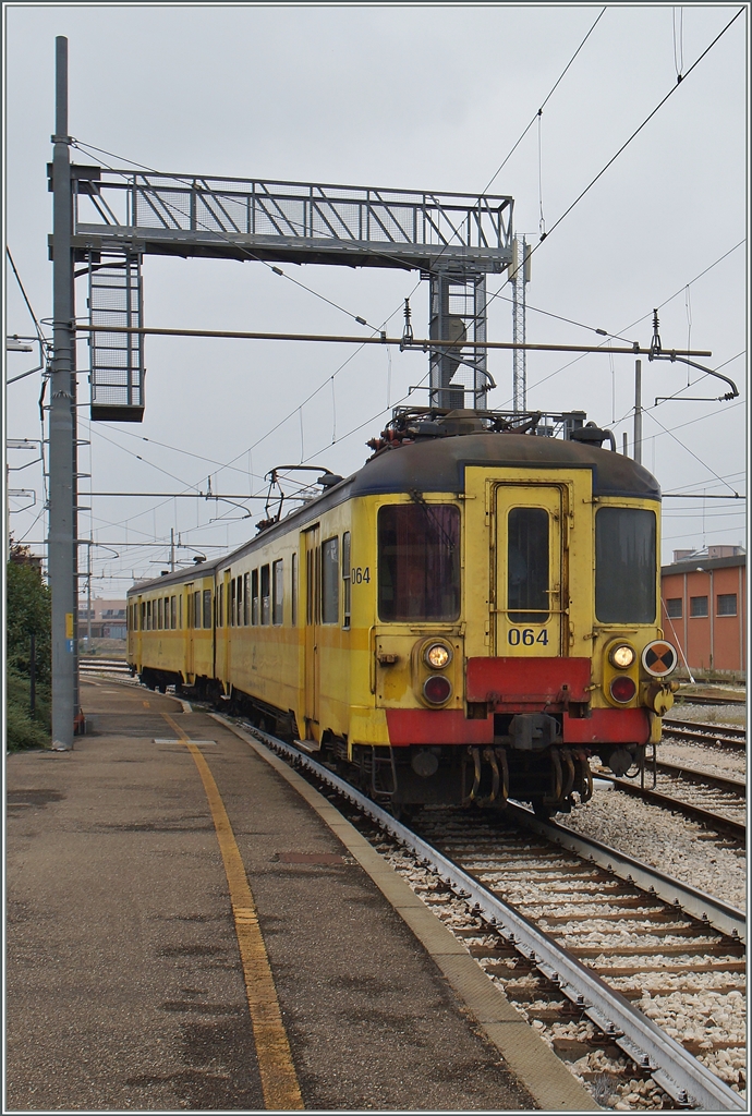 Ein ex SNCB AM56 verlsst als  Locale  nach Sassuolo Modena. 
20. Sept. 2014