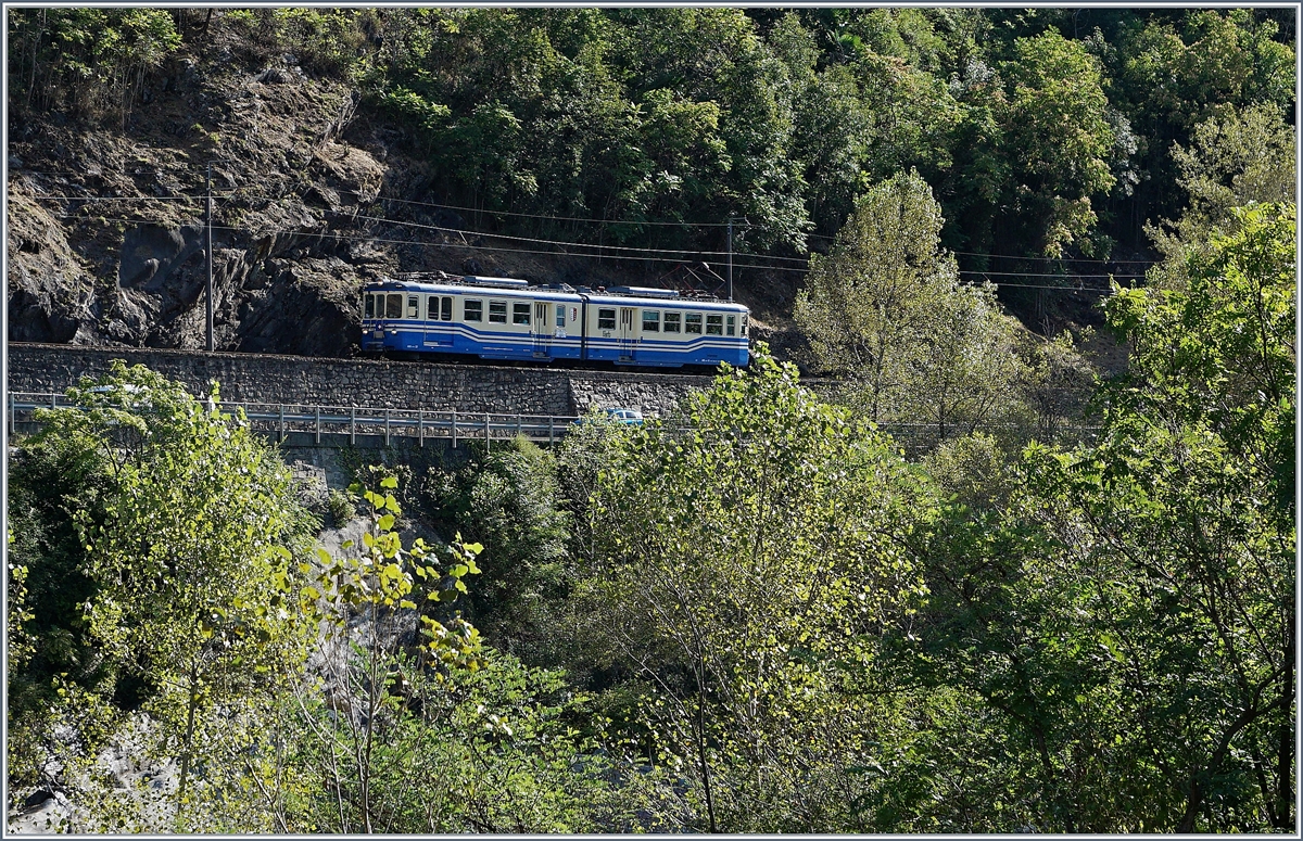 Ein FART ABDe 6/6 auf der Fahrt nach Camedo kurz vor Ponte Brolla. Leider wurde der Zug dann aus dem Umlauf genommen, so dass ich ihn nicht wie erhofft in Intragna nochmals fotografieren konnte.
20. Sept. 2016 
