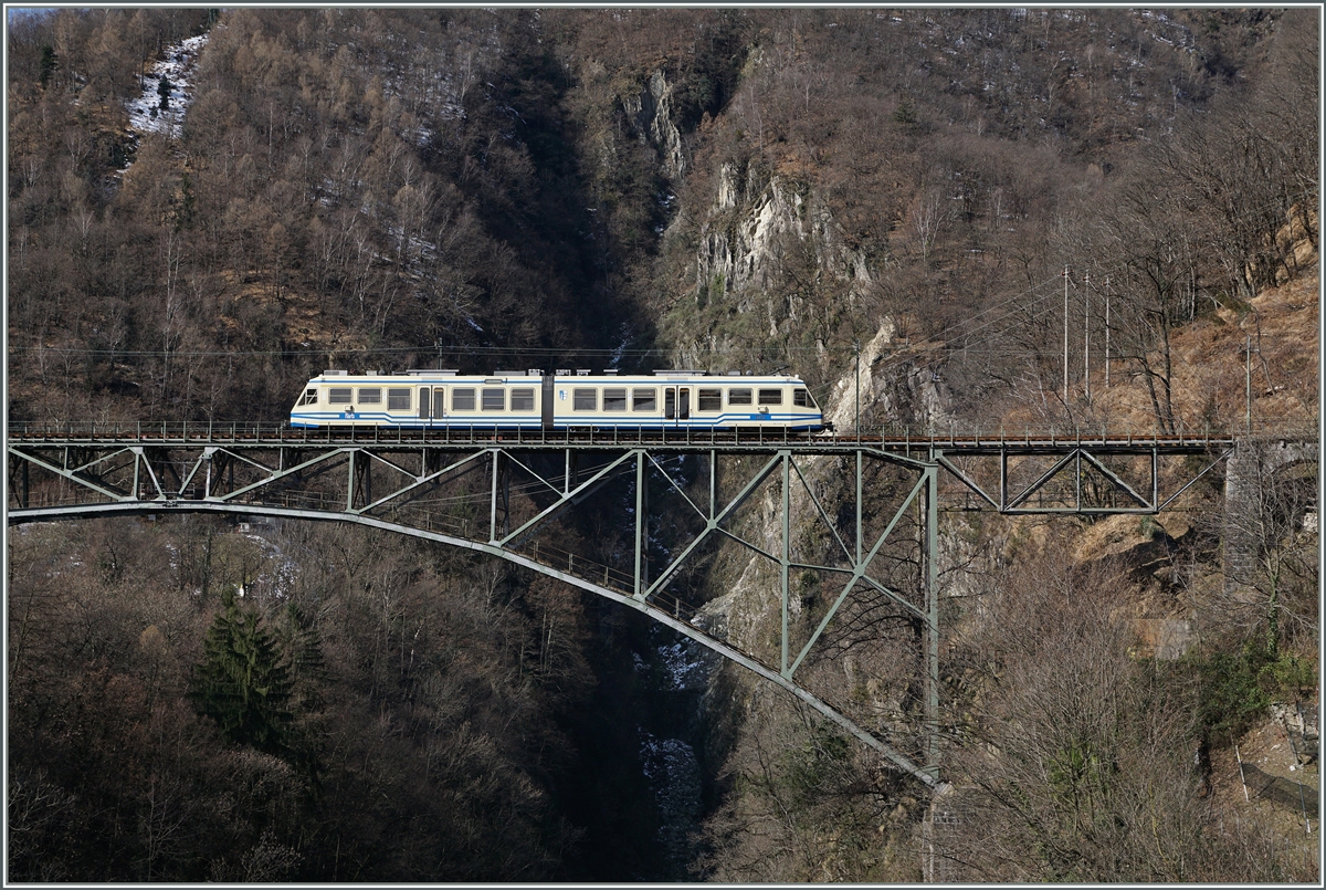 Ein FART ABe 4/6 als Regionalzug 309 von Camedo nach Locarno auf der Isorno Brücke.
11. März 2016
