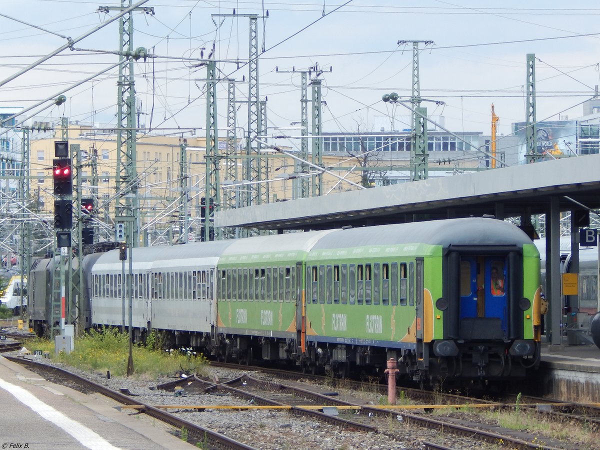 Ein FlixTrain bei der Einfahrt in den Hauptbahnhof Stuttgart.