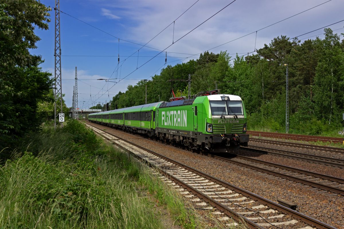 Ein Flixtrain mit 193 449 an der Spitze durchf�hrt auf dem Weg in Richtung Leipzig den Bahnhof Ludwigsfelde s�dlich von Berlin.