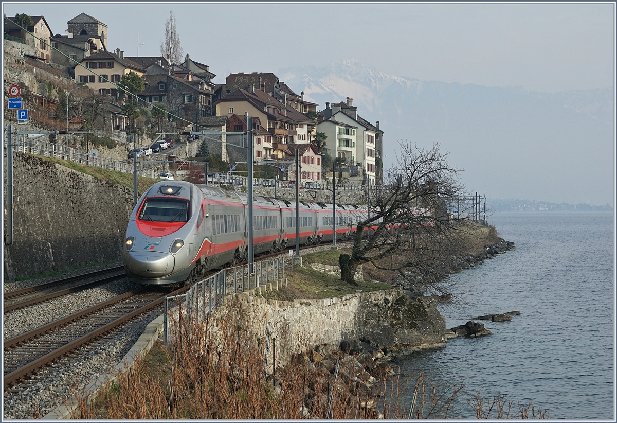 Ein FS Trenitalia ETR 610, unterwegs als EC 34 von Milano nach Genève bei St-Saphorin.
06.02.2018