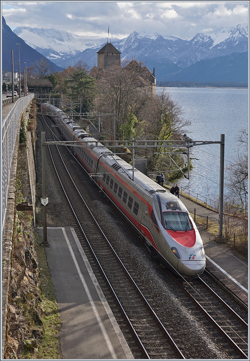 Ein FS Trenitalia ETR 610 als EC 34 bei der Fahrt Richtung Genève beim Château de Chillion.
3. Feb. 2018