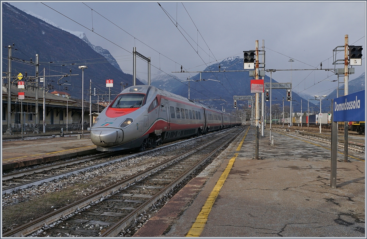 Ein FS Trenitalia ETR 610 erreicht Domodossola, noch unter  SBB -Regie  brennt das Dreilichtspitzensignal.
16. Jan. 2018