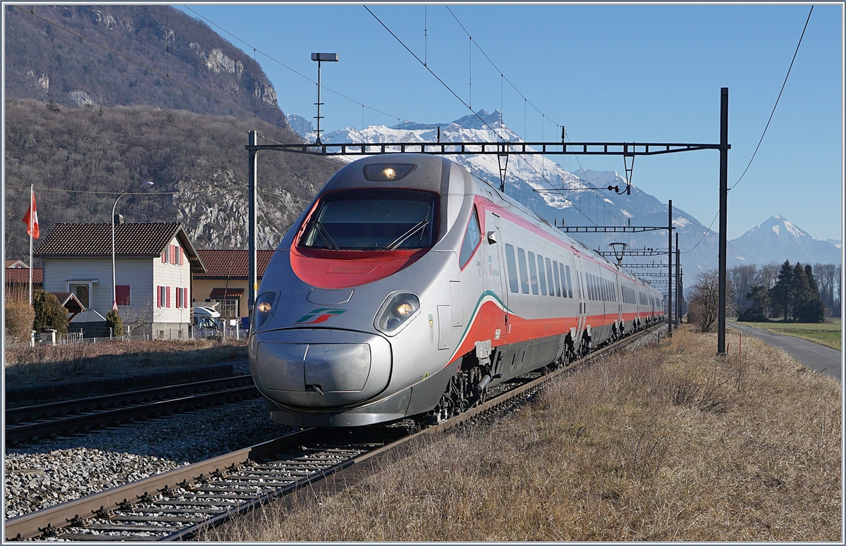 Ein FS Trenitalia ETR 610 als EC 34 von Milano nach Lausanne bei der Durchfahrt in Roches VD.
17. Feb. 2019