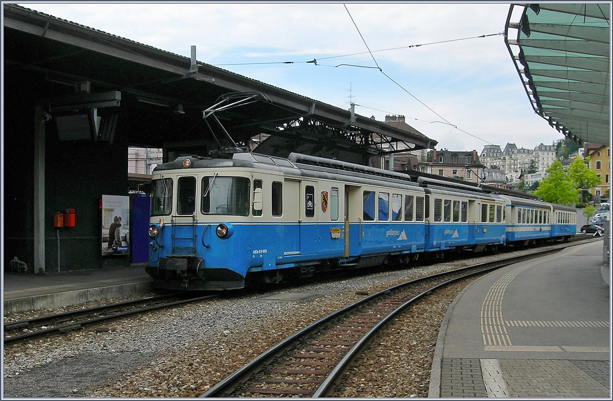 Ein ganzer Zug in schönsten MOB-Farben: der ABDe 8/8 4003  BERN  mit zwei Wagen wartet in Montreux auf die Abfahrt Richtung Zweisimmen.
5. Juni 2017