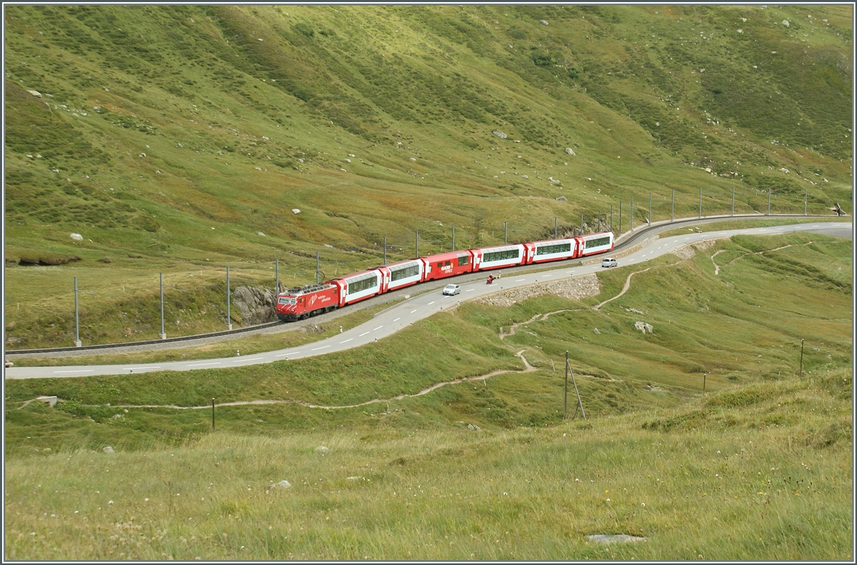 Ein Glacier Express schlängelt sich von Osten auf den Oberalppass.
22. Aug. 2009 