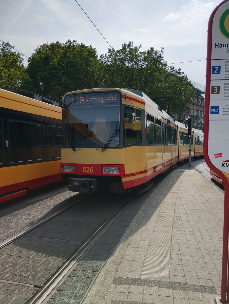 Ein gt8-100c/2s auf der Linie 6 mit dem Ziel Arbeitsagentur am Bahnhofsvorplatz. Die tempor�re Stra�enbahnlinie 6 verkehrt als Pendelverkehr zwischen den Haltestellen Tivoli, Hauptbahnhof (Vorplatz), ZKM und Arbeitsagentur.
Eingesetzt werden GT8-100C/2S da diese Zweirichtungswagen sind und diese Eigenschaft an der Endhaltestelle Arbeitsagentur ben�tigt wird da dort keine Wendeschleife zum Wechseln der Fahrtrichtung existiert. Ein weiterer Grund f�r den Einsatz von GT8-100C/2S ist das sie heute als betriebliche Reserve dienen.
Do., 30.Juli 2026