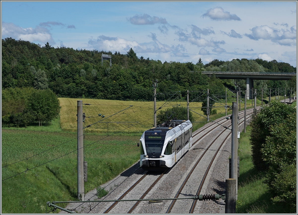 Ein GTW RABe 526 erreicht als S 22 nach Jestetten den Halt Bietingen.
17. Juni 2016