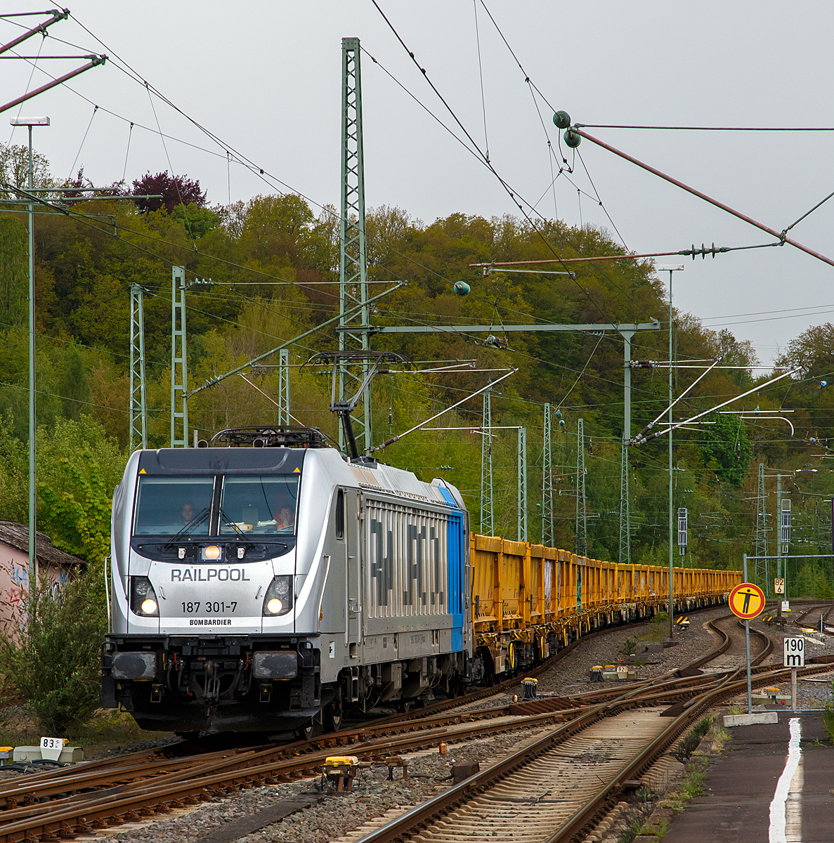 
Ein Hauch Stuttgart 21 an der Sieg....
Die Railpool 187 301-7 (91 80 6187 301-7 D-Rpool) fährt am 04.05.2019, mit einem Stuttgart 21 Aushubzug, durch Betzdorf/Sieg in Richtung Siegen. Diese Ganzzüge, mit AAEC (VTG) Containertragwagen Sgmmns 40‘ beladen mit jeweils 2 Schmitz Cargobull 20ft. Abraumcontainer für Abraum von „Stuttgart 21“, fahren für die DB AG zwischen Stuttgart (Baustelle Stuttgart 21) und Nordhausen.

Die TRAXX F160 AC3 LM wurde 2016 von Bombardier unter der Fabriknummer 35230 gebaut.
