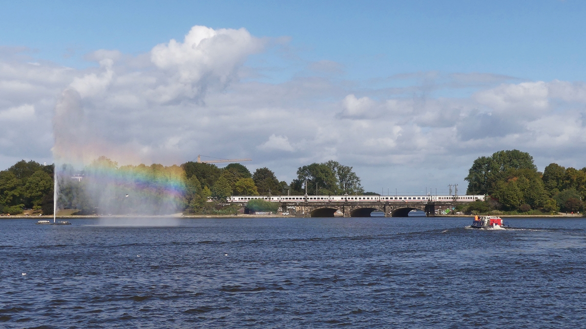 Ein IC befhrt am 18.09.2019 die Lombardbrcke in Richtung Hamburger Hauptbahnhof. (Jeanny)