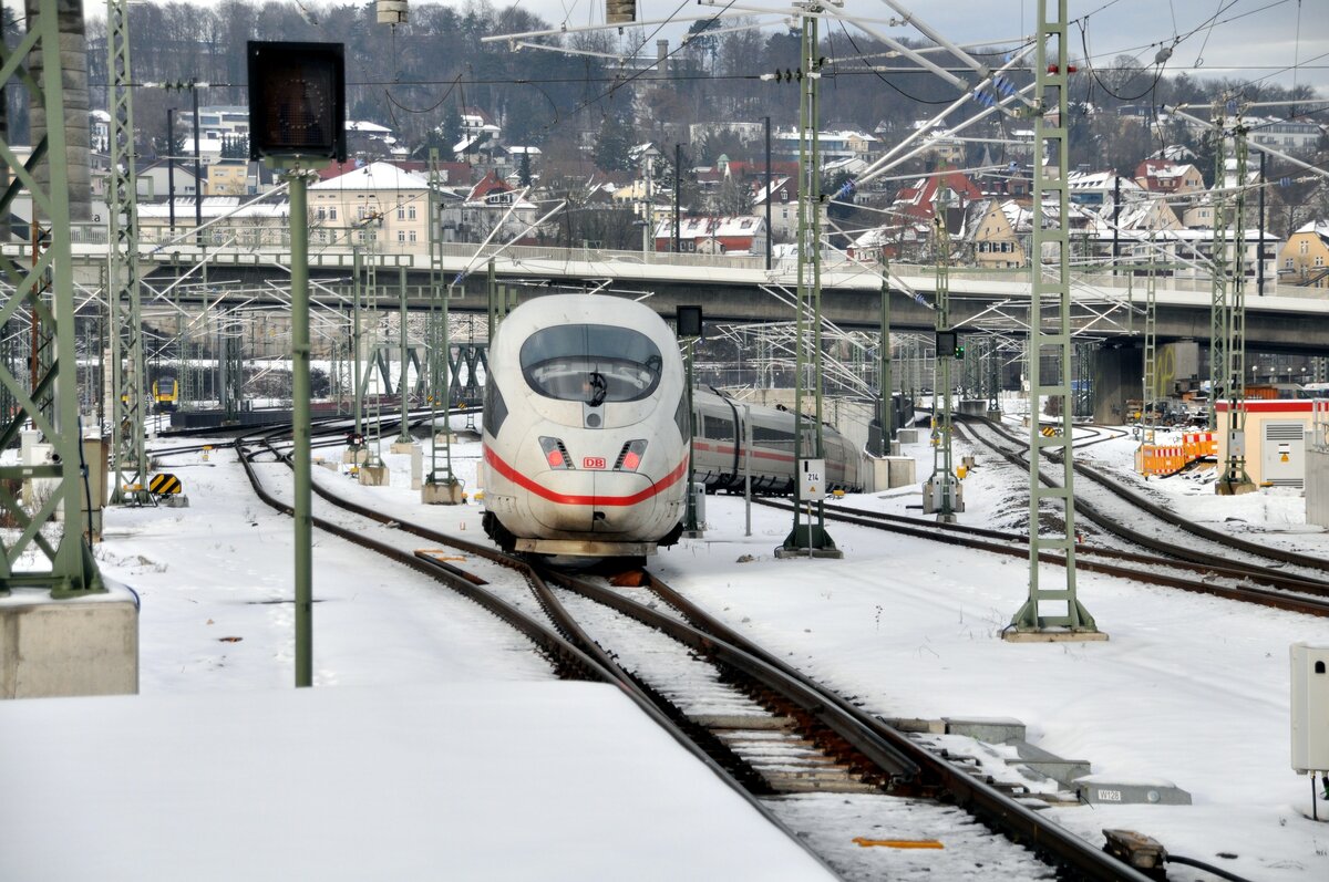 Ein ICE 3 fährt aus Ulm in den neuen Tunnel der Strecke Stuttgart 21 am 20.12.2022.