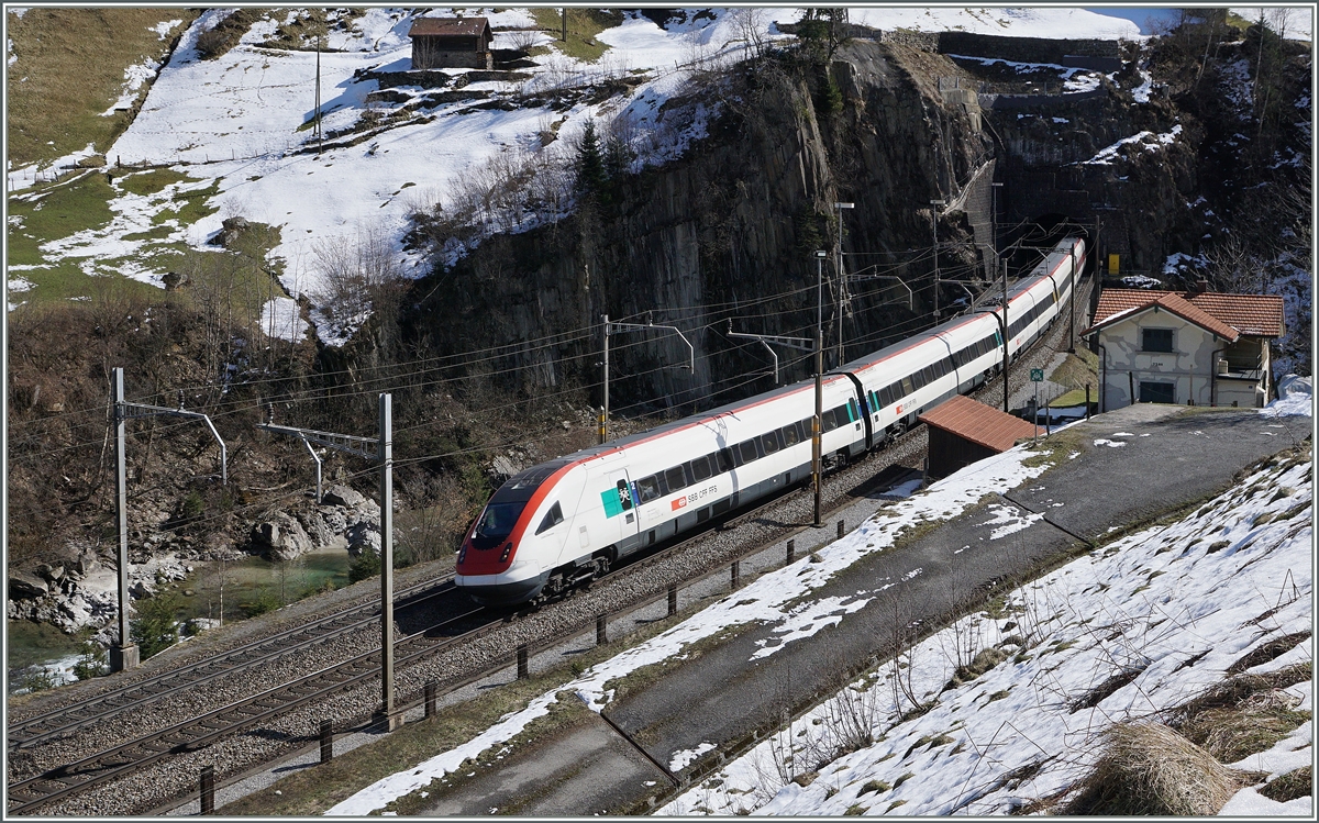 Ein ICN auf der Fahrt Richtung Norden an der klassischen Fotostelle beim Wattinger Kehrtunnel.
17. März 2016
