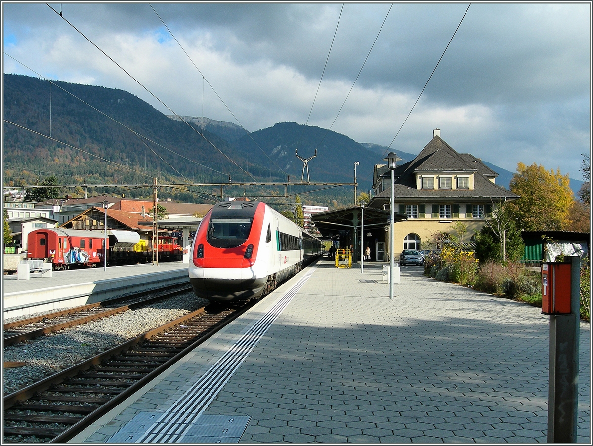 Ein ICN nach Basel verlässt den BLS (MLB) Bahnhof Grenchen Nord.
20. Okt. 2007 