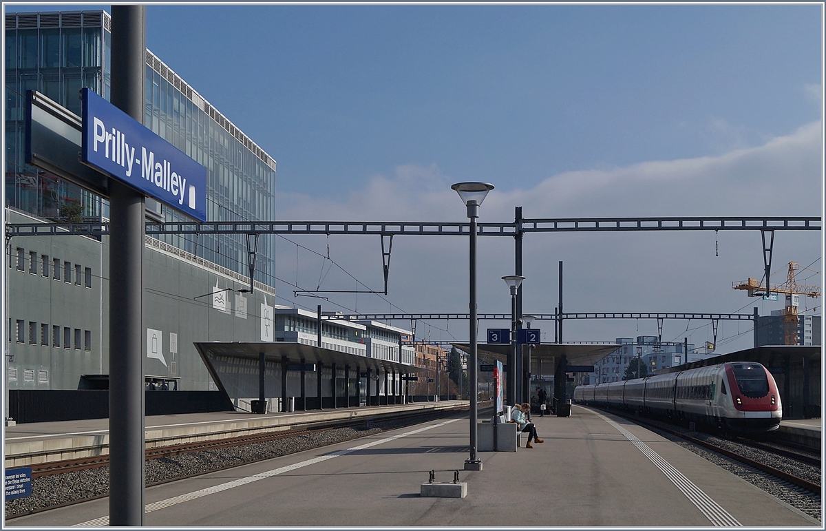 Ein ICN Richtgung St.Gallen fährt in Prilly-Malley durch.
