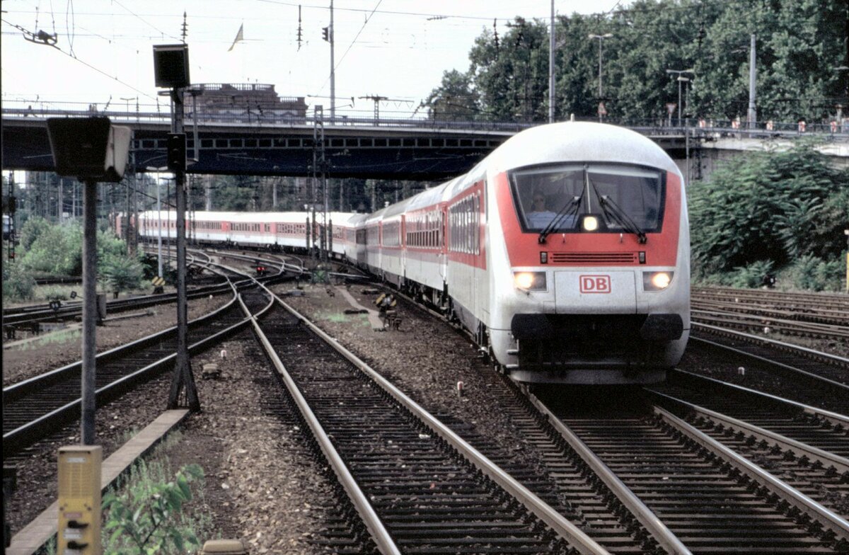 Ein Intercity wird mit Steuerwagen voran von einer 120 in Mannheim in den Bahnhof geschoben, am 05.08.1997.