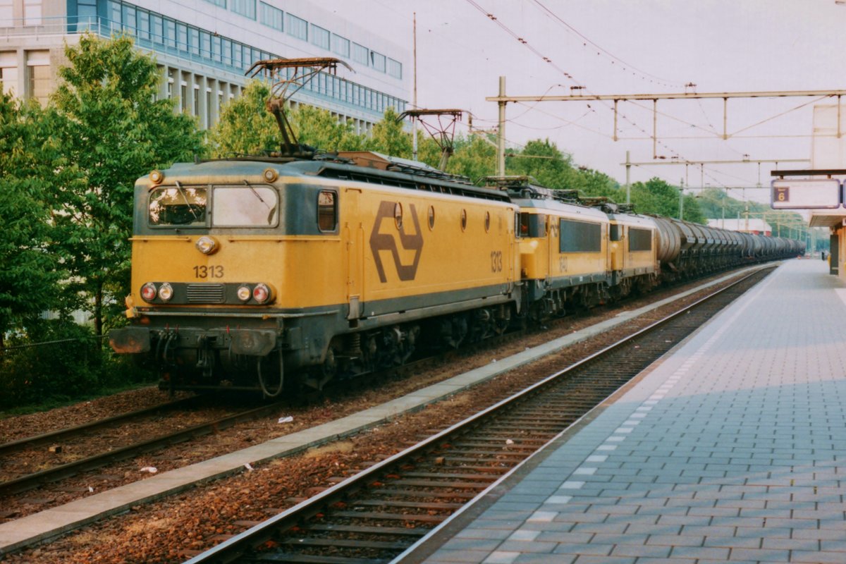 Ein Kesselwagenzug mit zwei 1600er als Waggon führt 1313 in Eindhoven am 30 September 1988 mit.