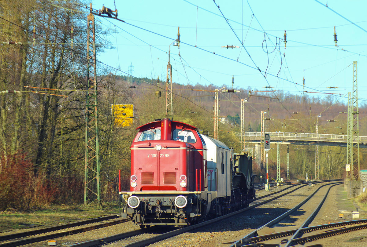 Ein klares Highlight des Tages: Die V100 2299 (92 80 1212 229-9 D-VEB) der VEB (Vulkan-Eifel-Bahn Betriebsgesellschaft mbH) durchfährt am Montag, den 5. Februar 2018 mit einem Trafozug Kreuztal im schönen Morgenlicht in Richtung Hessen.