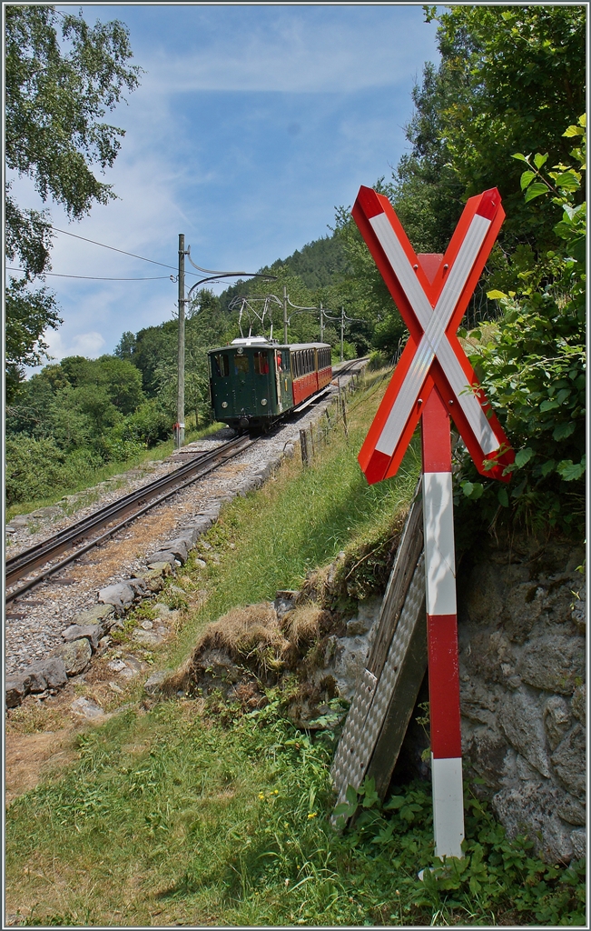 Ein kleine SPB He 2/2 scheibt ihren Zug oberhalb von Wilderswil bergwrts.
12. Juli 2015