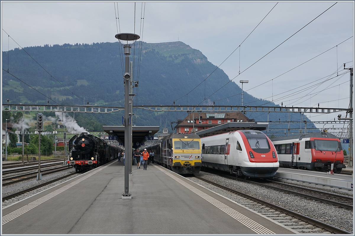 Ein kleine, zufällige Fahrzeugparade in Arth Goldau: Links im Bild rangiert die SNCF 141 R 1244 vom Verein Mikado 1244 mit ihren Zug für die Fahrt nach Luzern, in der Mitte wartet eine SOB Re 456 mit ihrem VAE 2573 auf die Weiterfahrt nach St.Gallen und daneben seht ein der ICN als IC 672 unterwegs von Lugano nach Basel.

24. Juni 2018