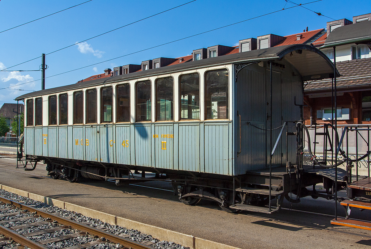 
Ein kurzer Holzkasten-Vierachser der Anfangszeit, der ehemalige MOB C4 45 ein 3.Klasse – Plattformwagen mit Raucher- und Nichtraucherabteilen (Fumeur / Non fumeur), der Museumsbahn Blonay-Chamby, am 27.05.2012 im Bahnhof Blonay.

Der Wagen wurde von der Schweizerische Industrie-Gesellschaft Neuhausen (SIG) 1902 gebaut und als BC4 22 an die Montreux-Berner Oberland-Bahn (MOB) geliefert, 1912 erfolgte die Umzeichnung zum C4 45. Die auf der linken Seite erkennbaren zwei Doppelfenster mit größerem Abstand erinnern noch an die früheren 2.-Klasse-Abteile, die sich dort befanden. Im Jahr 1956, mit dem Wegfall der 3. Klasse, wurde der Wagen zum B 45. Im Jahr 1971 kam der Wagen als Geschenk an die Museumsbahn Blonay–Chamby und wurde wieder in den alten Zustand versetzt. Der 9,6 Tonnen schwere, 11,5 m lange Wagen bietet 48 Fahrgästen in der 3. Klasse Platz.

Das Bild zeigt den Zustand des Wagens von 2012, aktuell fährt der Wagen bei der Museumsbahn Blonay–Chamby wieder als MOB BC4 22.

TECHNISCHE DATEN eines BDe 4/4:
Spurweite: 1.000 mm (Meterspur)
Achanzahl: 4 (in 2 Drehgestellen)
Länge über Puffer: 11.500 mm
Drehzapfenabstand: 6.500 mm
Achsabstand im Drehgestell: 1.200 mm
Eigengewicht: 9,6 t
Höchstgeschwindigkeit: 55 km/h
