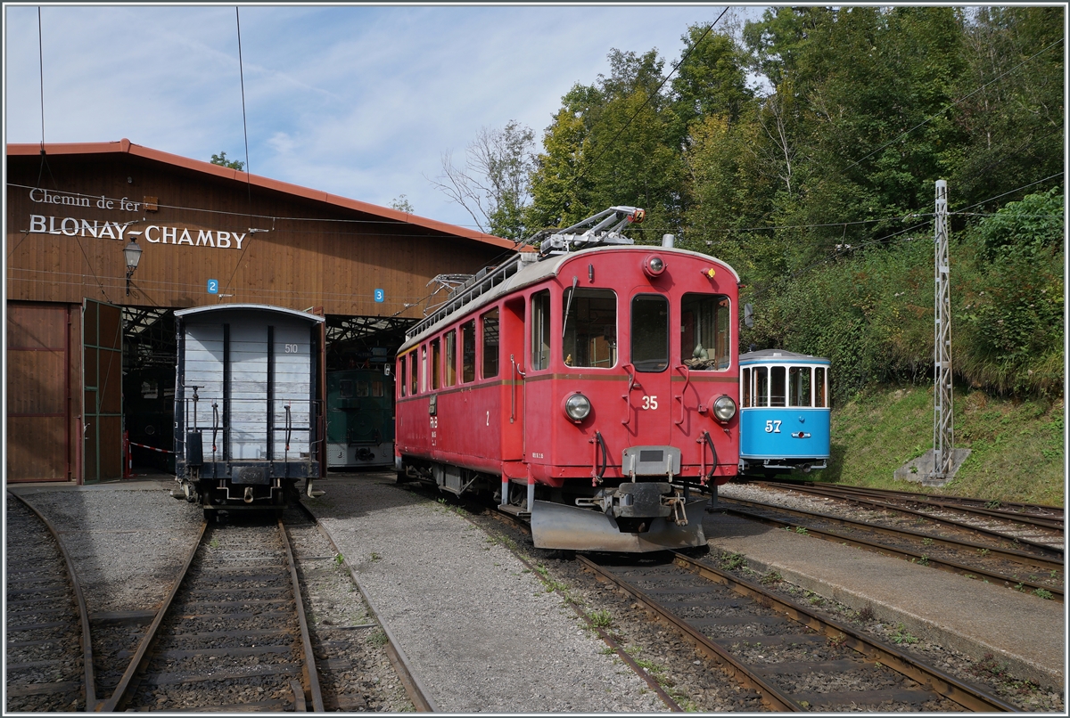 Ein kurzer Sonntags Nachmittags Ausflug zur Blonay-Chamby Bahn: Durch den Einsatz der vielen fahrbereiten Fahrzeuge bei der B-C zeigt sich des Museum im Wandel, es zeigt immer wieder andere Aufstellungen der Fahrzeuge. 
Im Bild der bekannte RhB Bernina Bahn ABe 4/4 I N° 35. 

2. Okt. 2021