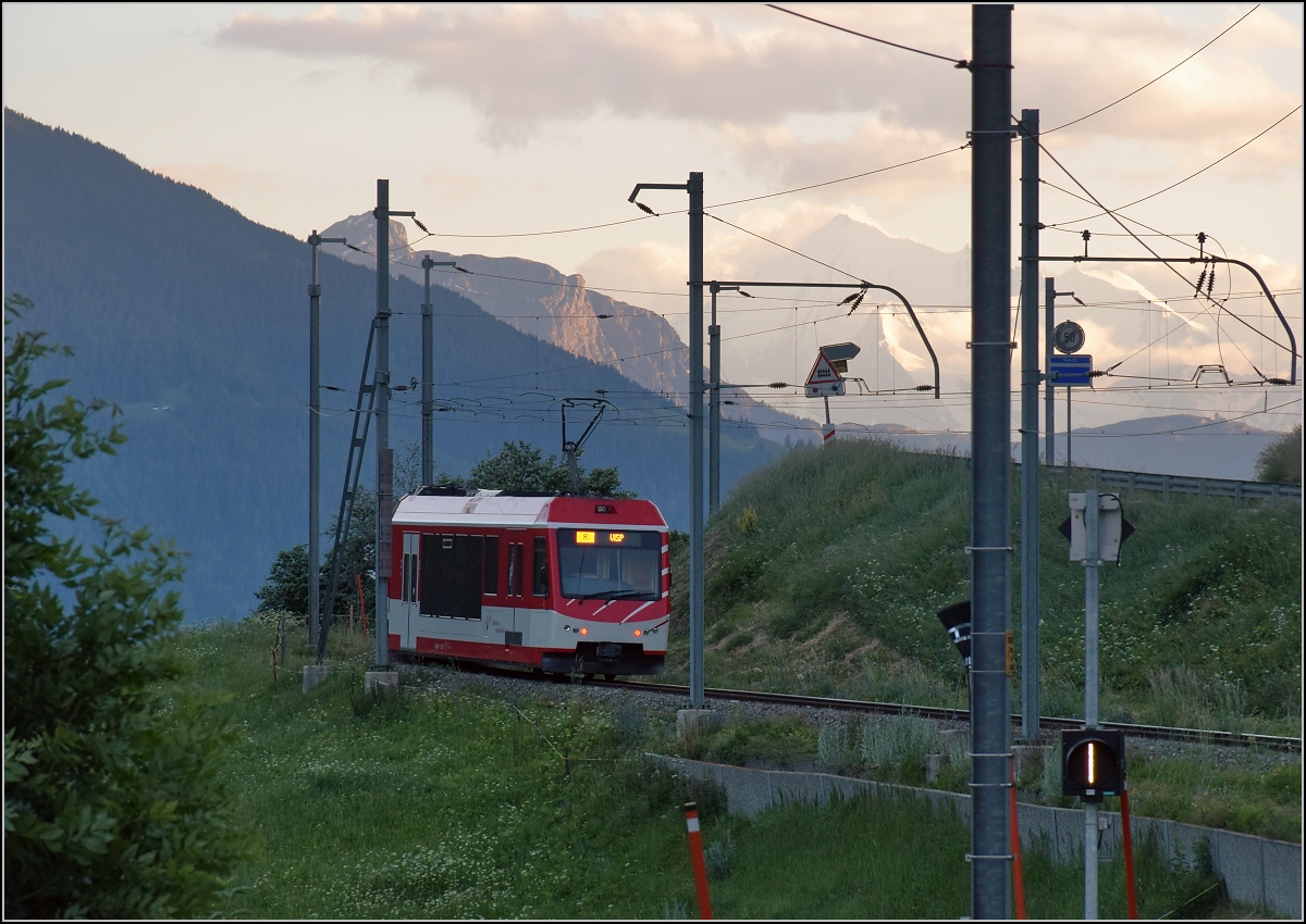 Ein leider unerkannt gebliebener BDSeh 4/8 erreicht in Kürze den Bahnhof Niederwald. Im Hintergrund das 4506 m hohe Weisshorn. Juni 2018.